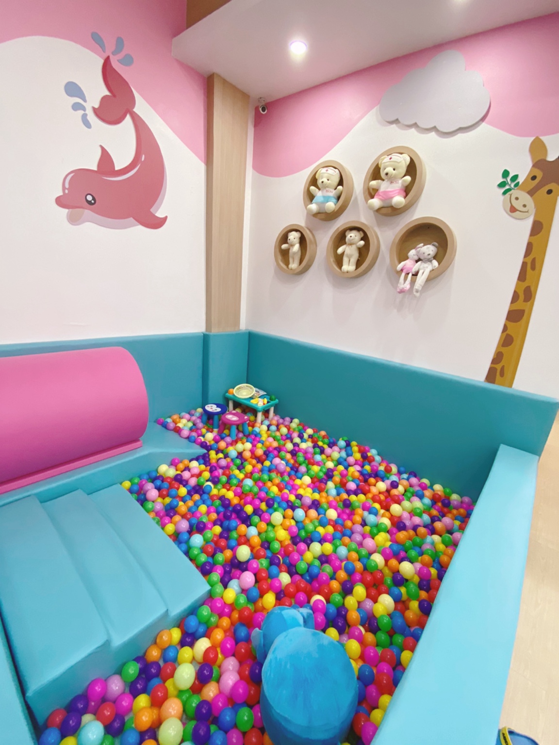 บ่อบอลสีสันสดใส พร้อมของเล่นสำหรับเด็ก