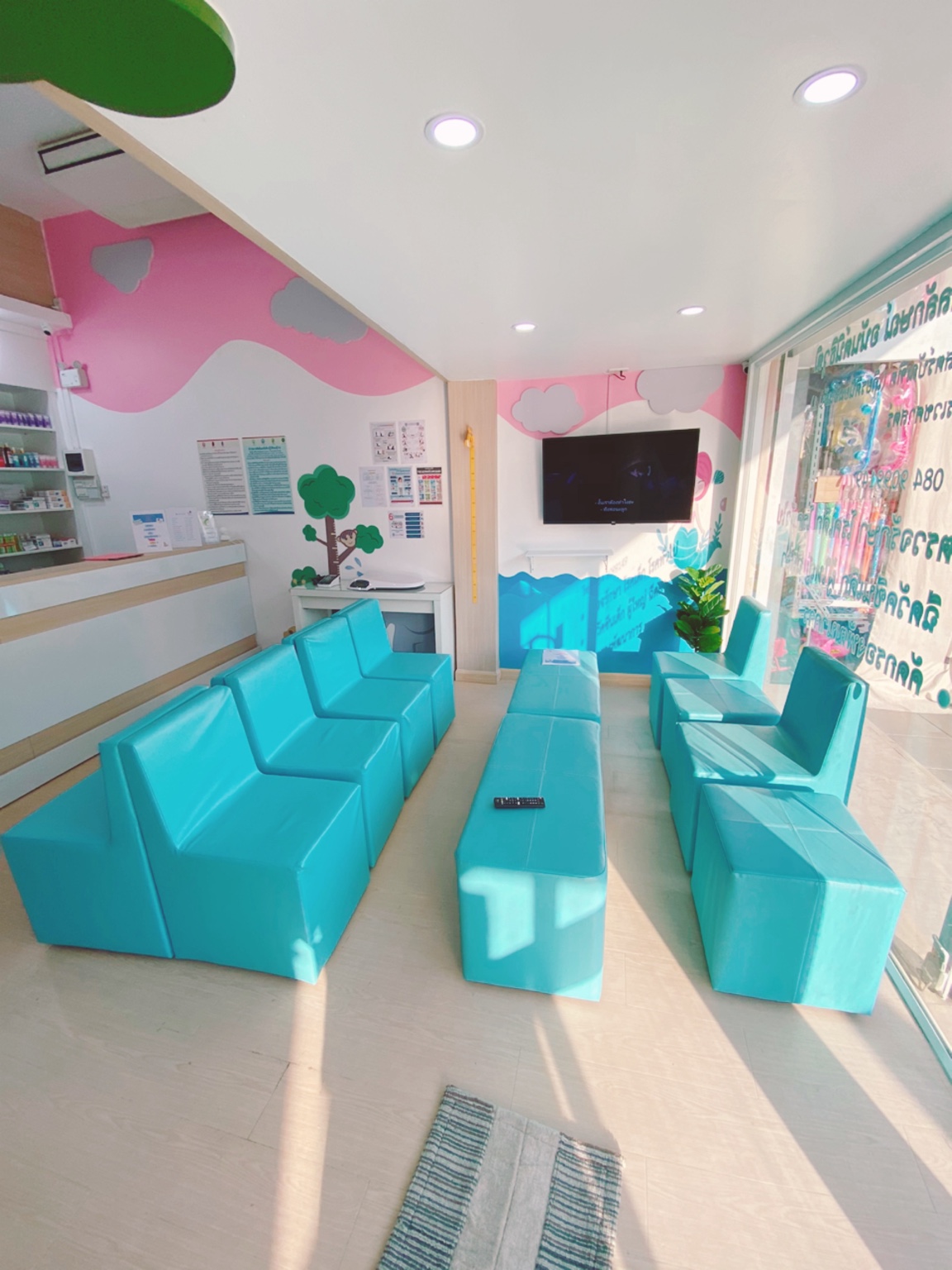 มุมห้องรออีกด้านของคลินิกเด็กแพทย์กมลลักษณ์