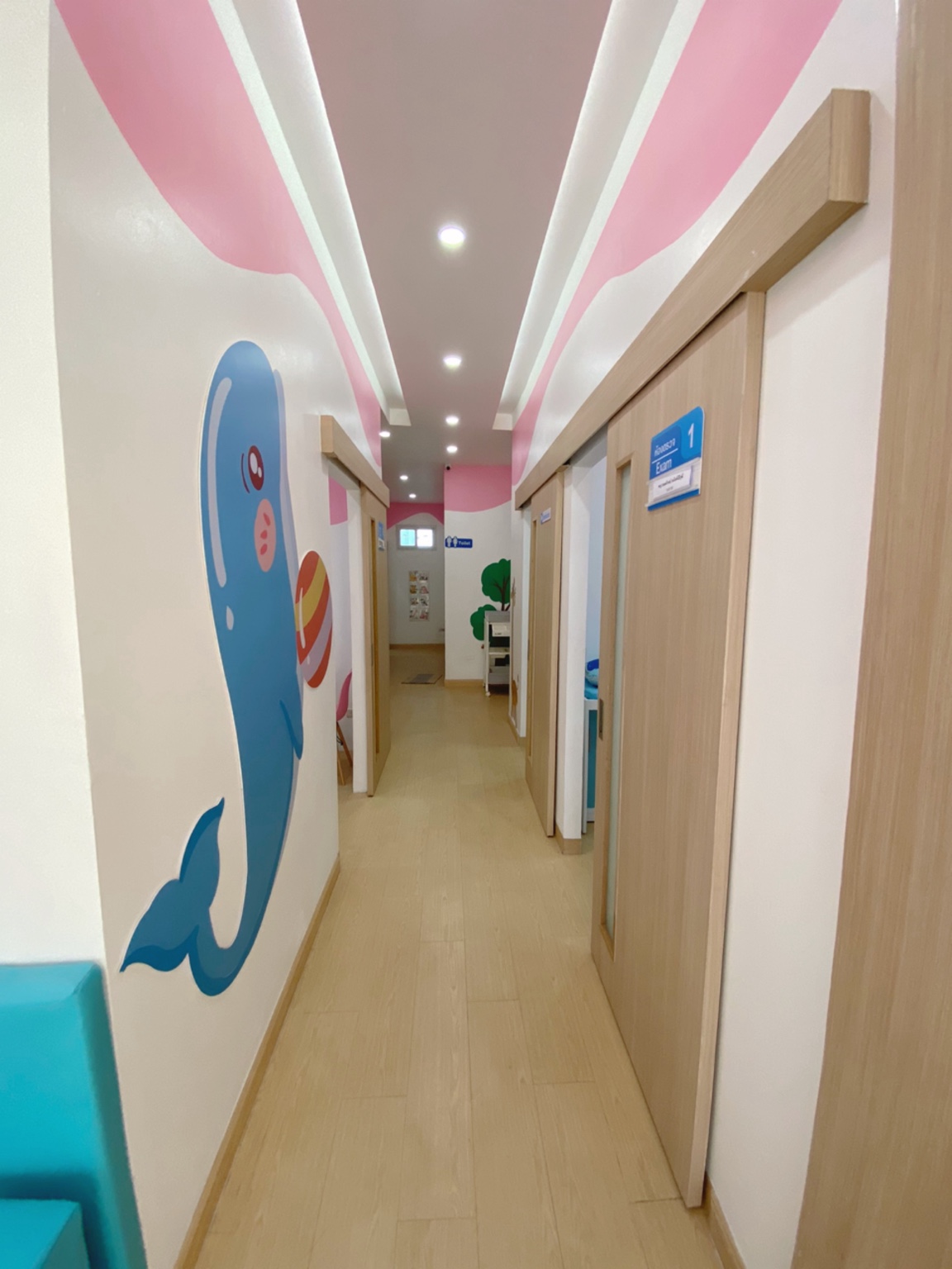 ทางเดินไปห้องตรวจเด็ก พร้อมภาพปลาวาฬบนผนัง