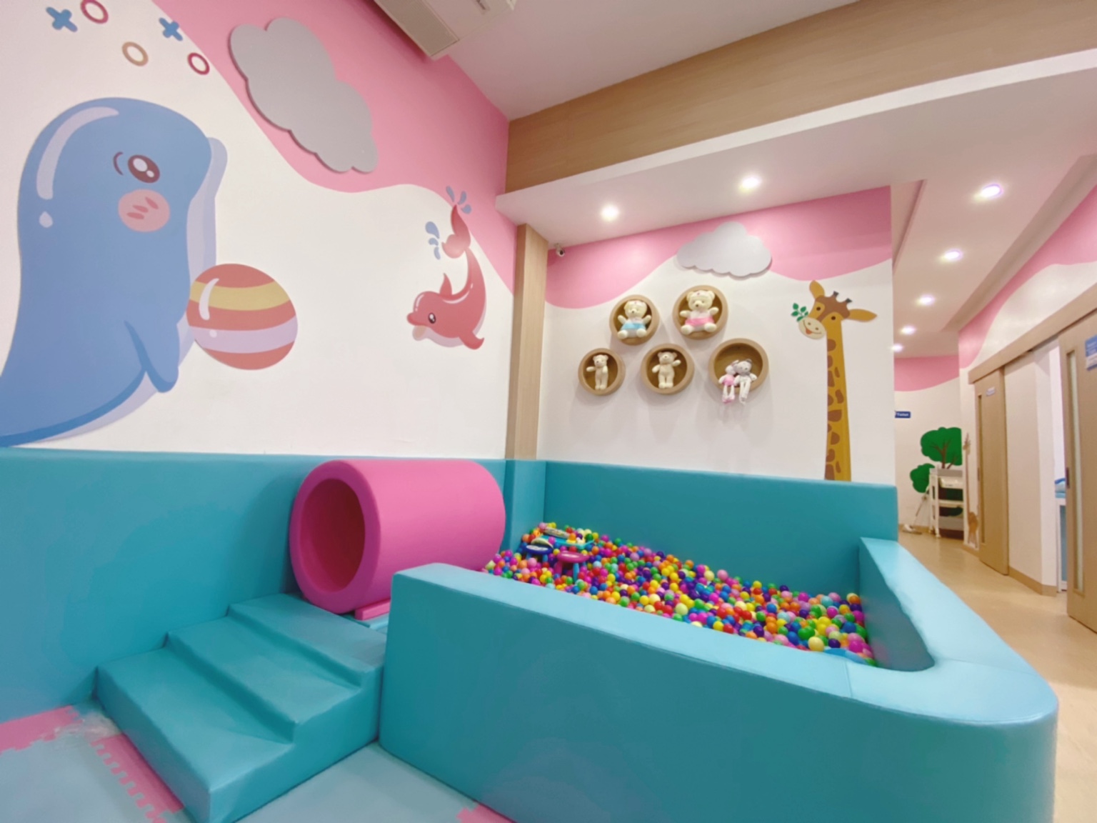 มุมทางเดินห้องตรวจเด็ก พร้อมยีราฟบนผนัง